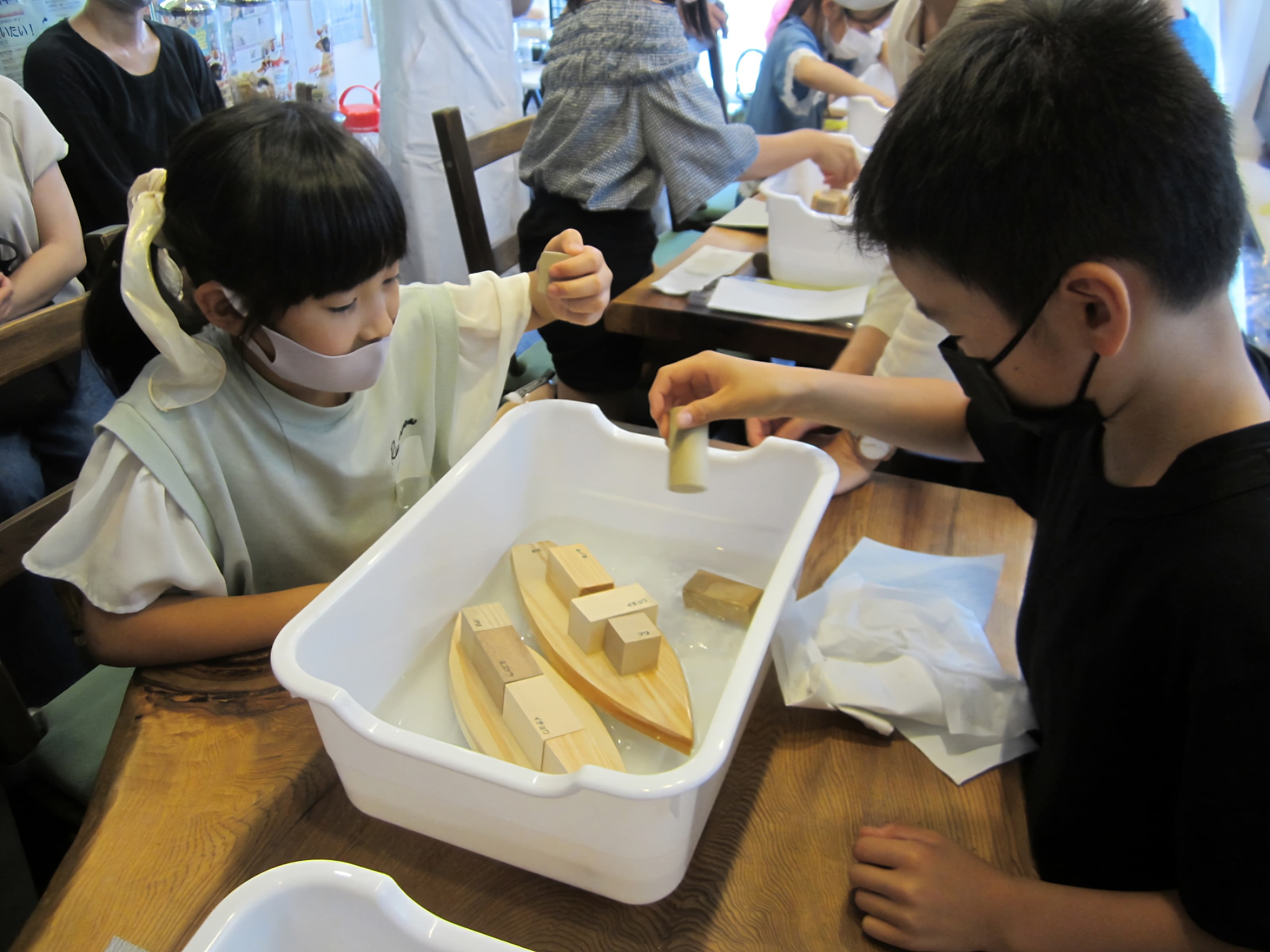 2 children playing with wood