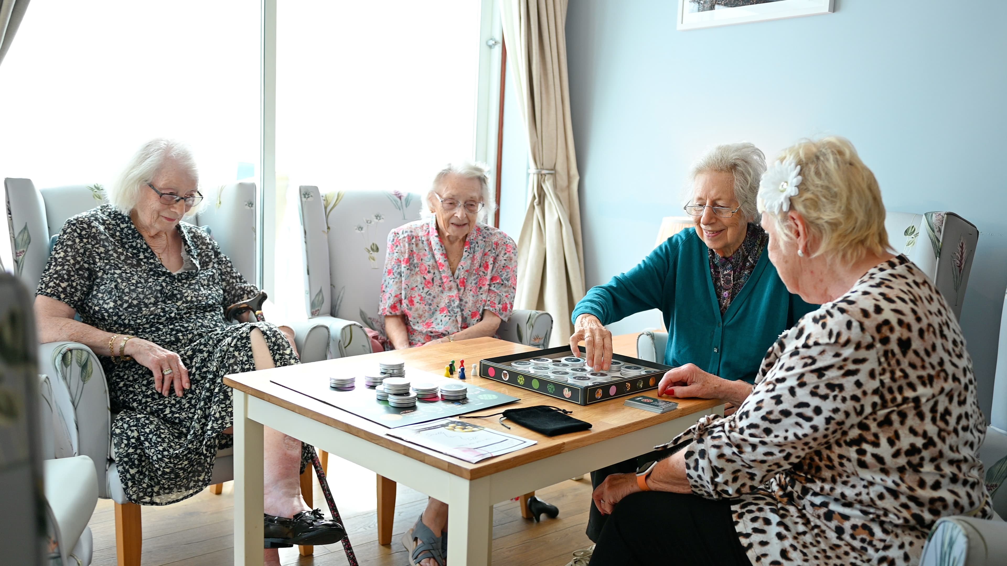 women playing Smell & Tell